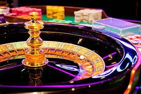 Platform toke88 menampilkan pertandingan Liga 1, pasar Live Dealer, dan permainan slot dalam satu layar